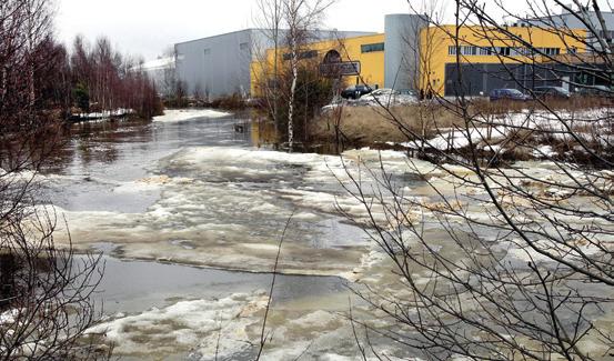 Tulvien yhteydessä pintavettä voi päästä kulkeutumaan vesistöstä vedenottamolle. Esimerkiksi Sirppujoella Laitilassa keskimääräistä korkeampi tulvahuippu johti vedenottamon väliaikaiseen sulkemiseen.