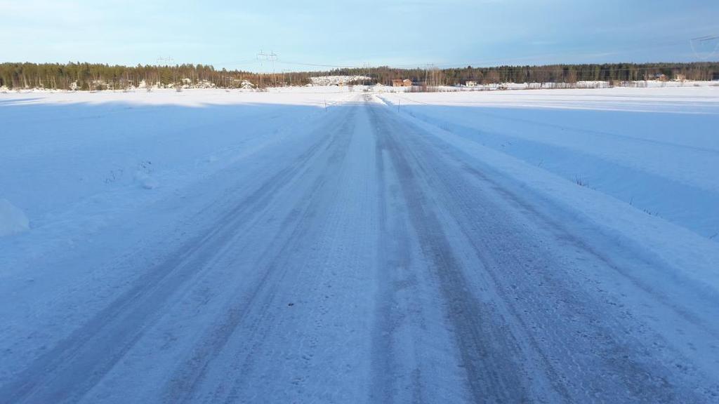 43 Kuva 27. Tie: 17818, etäisyys: 4 200 m. Yksi vuorokausi hiekoituksen jälkeen. Kuva 28. Tie: 17818, etäisyys: 4 200 m. Kolme vuorokautta hiekoituksen jälkeen.