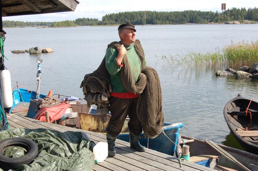 3 Vähintään kymmenen metriä syvän ja kuusikymmentä metriä pitkän puuvillaisen silakkaverkon kantamiseen vaadittiin pitkäaikaista harjoittelua. Keijo osasi tämän taidon. Kuva: Juhani Mellanoura.