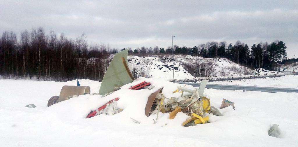 Kuva 10. Puhdasta lujitemuoviteollisuuden leikejätettä kaatopaikalle sijoitettuna.