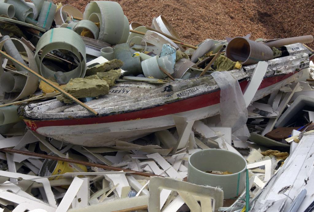 Kuva 21. Käytöstä poistettu vene odottamassa murskausta (Kuva Mamk) Veneitä valmistetaan myös ABS-muovista. Esimerkiksi kotimaisissa Terhi- veneissä on ns.