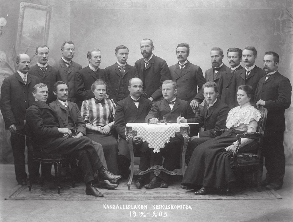 Kansallislakon keskuskomitean yhteiskuva on otettu luultavasti vasta lakon päätyttyä. Ylärivissä vasemmalta M. Haikarinen, Valfrid Perttilä, Emil Perttilä, K. G. K. Nyman, E. Hytönen, K. F.