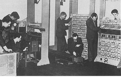 kontrolliyksikkö, joka ohjaa toimintoa Muisti von Neumann 13 EDSAC Maurice Wilkes, Englanti, 1949 Electronic Delay Storage Automatic Calculator ohjelma ja data samassa