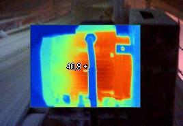 44 Kuvasta 6 nähdään, kuinka talkkipöly eristää moottorin lämmön siirtymisen ympäristöön. Siniset alueet jäähdytysrivoissa kuvaavat tätä. Tällöin moottori lämpenee puutteellisen jäähdytyksen vuoksi.