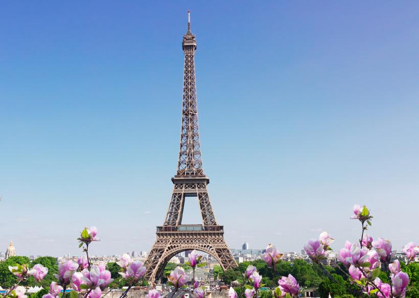 Rakennuksia ja maamerkkejä EIFFEL-TORNI Rakentajansa Gustave Eiffelin mukaan nimetystä ja alunperin vuoden 1889 Pariisin maailmannäyttelyä juhlistamaan rakennetusta Eiffel-tornista on muodostunut