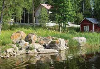 Paljon on myös mökkiläisiä, jotka kääntävät autonsa nokan kuutostieltä asettuakseen jonnekin alueen lukuisien järvien rannoista.