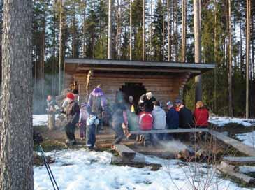 Kylän etuina voidaan pitää sopivaa sijaintia suurempiin keskuksiin nähden. Esimerkiksi Kouvolan keskustaan on hieman alle puolen tunnin ajomatka.