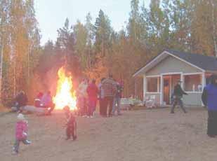 Suosittu jokavuotinen köyrituli roihuaa kylän uimapaikalla. Makkaranpaistoa Köyri-illassa 2010.