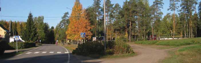 Kylän pohjoispuolella aukeavat kalaisat Lovas- ja Pesäntäjärvet.