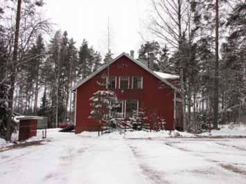 Alueella on neljä hyppyrimäkeä, hiihtomaja sekä 0,5 km latu lapsille ja noin 2 km pitkä hiihtolatu erittäin vaihtelevassa maastossa. Rajakallio on mainio paikka esim.