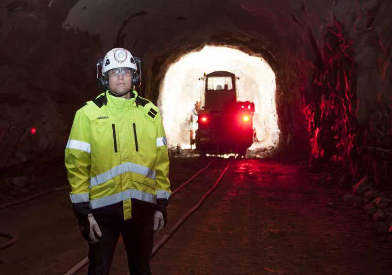 www.lansimetro.fi LÄNSIMETRO Matinkylä Kivenlahti kevät 2016 5 Louhintatyöt etenevät vaiheittain, sillä tunneliin mahtuu vain yksi työmaakone kerrallaan, kertoo työmaapäällikkö Lauri Harri.