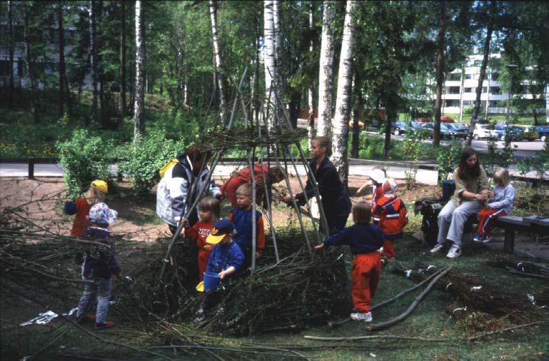 O L E S K E L U A P U I S T O I S S A P U I S T O L E I K I T J A P E L I T Pajumajan rakennusta leikkipuistojuhlilla Espoossa Vihervuonna 2000. Kuva: Pirkko Sassi. ne rakennelmineen.