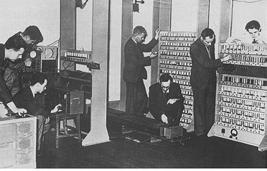 Von Neumann koneet eli yleiskäyttöiset koneet EDVAC Electronic Discrete Variable Automatic Computer prototyyppi, Mauchly & Eckert, rakennus alkoi 1944 valmistui vasta 1952 (!