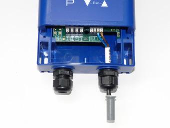 Sähkövirrasta aiheutuva vaara Virran saa ottaa vain PELV-järjestelmästä, jossa on taattu, että käyttöjännitteen katkeaminen tapahtuu luotettavasti standardin IEC/DIN EN 60204-1 mukaan.