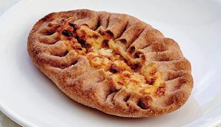 %), vehnämallashiutaleet, ohrajauho, ohramallas ja emulgointiaine (E472e). Saattaa sisältää pieniä määriä maitoa. Voimakassuolainen.