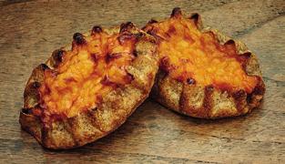 Parsakaalinyytti 95 g Ainesosat: Taikina: Vehnäjauho, kasvimargariini [kasviöljy ja -rasva (palmu, rapsi, auringonkukka), vesi, suola, emulgointiaine (E471), luontainen aromi], vesi, kananmuna ja