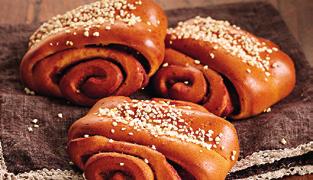 Kanelipuusti 30 g, kananmunaton Ainesosat: Vehnäjauho, kanelitäyte (23 %) [fariinisokeri, sokeri, vesi, muunnettu tärkkelys, kaneli, aprikoosinsydämet,