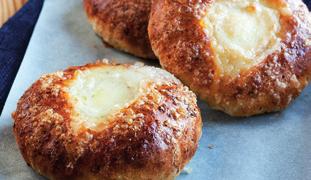 Korvapuusti 95 g Ainesosat: Vehnäjauho, vesi, sokeri, kasvimargariini [kasviöljy ja -rasva (rypsi, palmu, kookos), vesi, emulgointiaine (E471), suola, aromi,