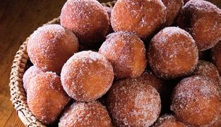 (muunnettu tärkkelys, E401), kasviöljy (palmu), fruktoosi, glukoosi, vesi, suola, maitoproteiini, kaneli, säilöntäaine