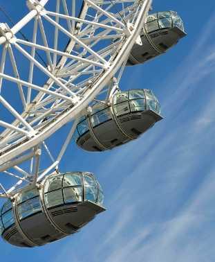 12 11 10 9 8 82 83 Charlie ja Rosie ovat The London Eye -maailmanpyörässä, joka sijaitsee Thamesin etelärannalla.