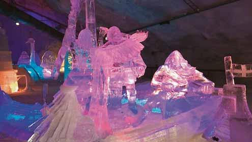 kun maailman parhaat jäänveistäjät työstivät kilpailuveistoksia Ice Cave -luolajäänveiston MM-kilpailuissa Leppävirralla.