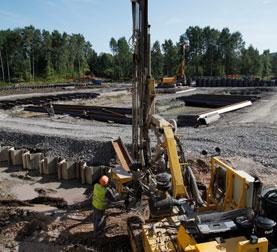 4 Länsimetro syksy 2011 www.lansimetro.fi Maa auki metrolle Espoon Niittymaalla, Jousenpuiston pohjoisreunassa, on loppukeväästä alkaen möyritty maata, mittailtu tärinää sekä tarkkailtu pohjavettä.