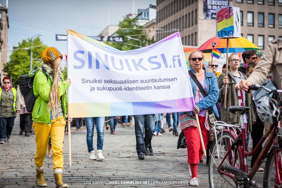Sinuiksi-hankkeen toimintakertomus 2016 Alkusanat: Pirkanmaan Seta ry:n hallinnoima Sinuiksi-hanke ylläpitää monikanavaista, valtakunnallista palvelua, josta saa puhelin- ja verkkotukea