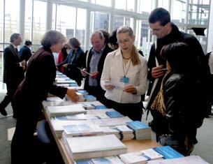 TIEDOTUSTOIMINTA VUOSIKERTOMUS 2006 Oikeusasiamies Diamandouros esi eli vuosikertomuksen 2005 Euroopan parlamentin puhemiehelle Josep Borrell Fontellesille 14.