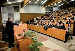 TIEDOTUSTOIMINTA VUOSIKERTOMUS 2006 Bulgarian oikeusasiamies P. Nikiforos Diamandouros esittelee toimintaansa University of National and World Economy -yliopistossa Bulgarian-tutustumismatkallaan.