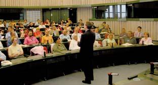 TIEDOTUSTOIMINTA VUOSIKERTOMUS 2006 Oikeudellinen pääneuvonantaja Gerhard Grill esittelee Euroopan oikeusasiamiehen toimintaa vierailijaryhmälle. Strasbourg, Ranska, 23. toukokuuta 2006.