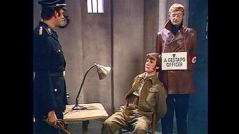 16 LÄHIKUVA 1/2017 lopun) ja menneisyyden (toisen maailmansodan) välillä noudattaen Monty Pythonin komedialle yleistä temporaalista ja spatiaalista vapautta (Mähkä 2016, 141 157).