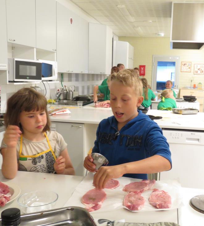 Ruokakoulun leiripäivään kuului lasten itsensä valmistama aamiainen, lounas ja välipala, liikuntaa sekä oppimistuokioita hyvän