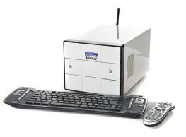 Litteä ja syvyyssuunnassa esimerkillisen pieni Acer näyttää television vieressä erehdyttävästi dvd-soittimelta. Vain etupaneelin windows-logo paljastaa, että kyseessä onkin täysiverinen pc.