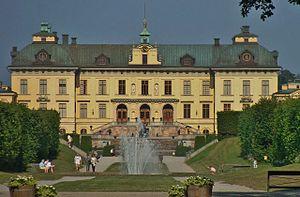 Se sijaitsee Ekerön kunnan Drottningholmissa, Lovönin