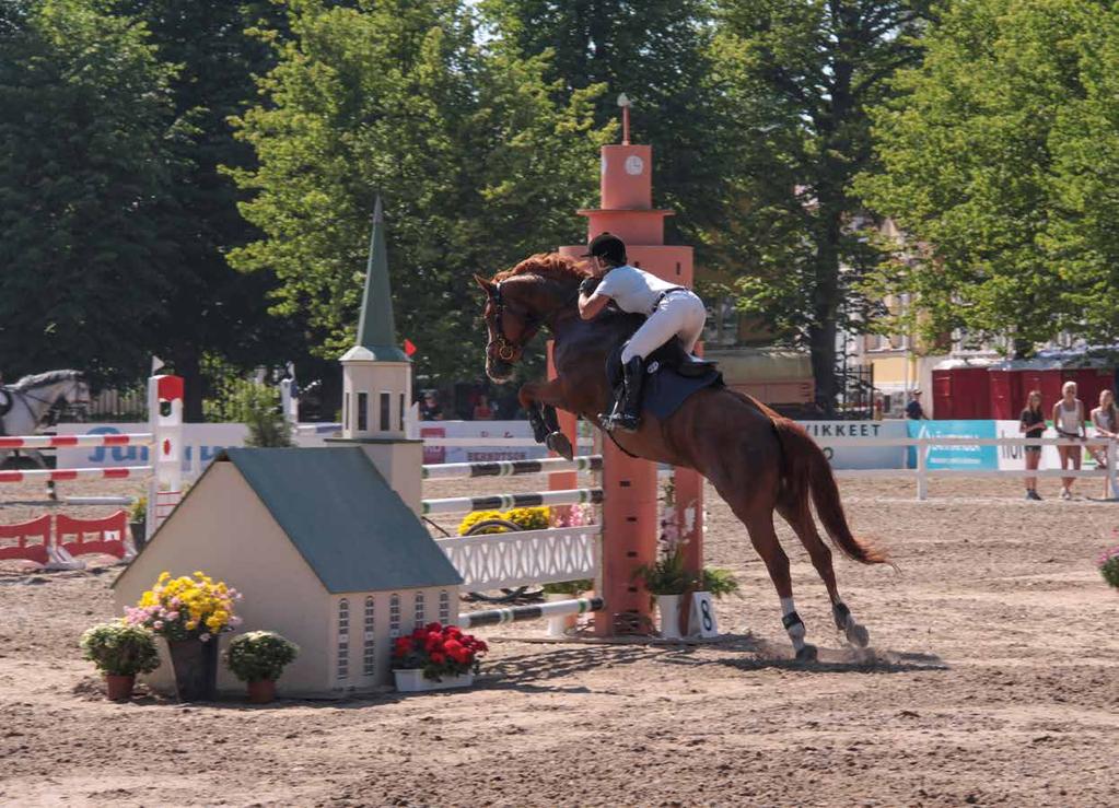 KILPAILULUVAT Kaikkiin ratsastuskilpailuihin osallistumiseen tarvitaan ratsastusseuran jäsenyys. Ratsastaja voi kuulua useampaan seuraan, mutta hän voi edustaa kilpailuissa vain yhtä seuraa.