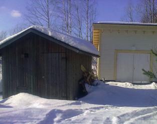 mahdottomaksi pitää edes kohtuukunnossa, päätti yhtiön hallitus rakennuttaa nykyisen teen vasemmalle puolelle uuden vaihtoehtoisen lyöntipaikan. Uusi lyöntipaikka on kooltaan n.