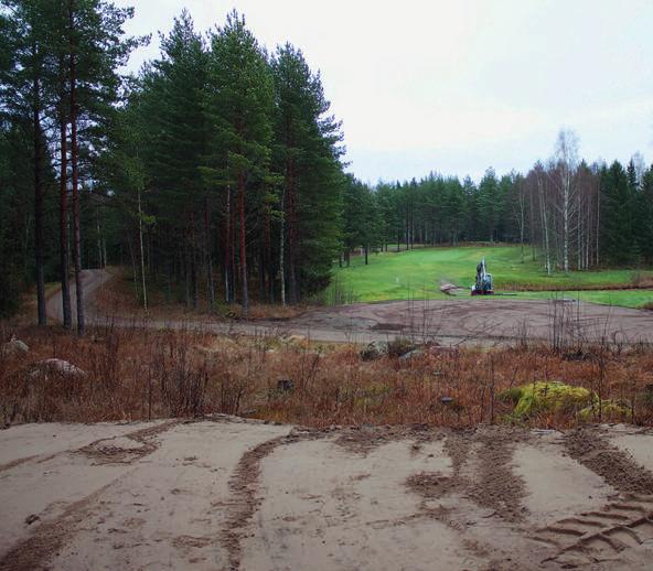 B1:sen viheriönympäristössä tapahtuu muutoksia Viheriön etuvasemmalle sijoitettiin golfarkkitehti Lassi-Pekka Tilanderin suunitelman mukaisesti uusi hiekkaeste.