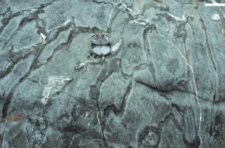 Toistaiseksi ainoat todisteet varhaisimmasta maankuoresta ovat Länsi-Australian arkeeisen Yilgarn-blokin sedimenttikivistä löydetyt noin 4 300 ja 4 200 miljoonan vuoden ikäiset zirkonikiteet.
