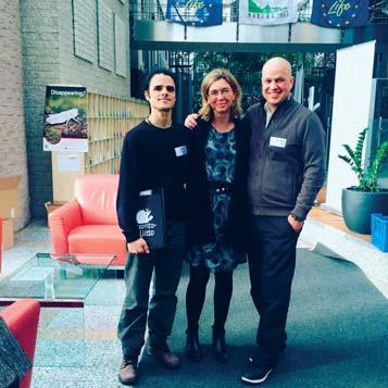 UUTISET Kuvassa Francisco Sánchez Molina (vas.), Ilaria Di Silvestre ja Sami Säynevirta. lisuus tavata Humane Society -järjestön (HSI) edustaja Joanna Swabe.