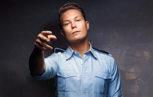 ..Laitoin Cruise Controlin päälle, koitin kerätä virtaa mut mitä helvettii mä yritän oon koukussa vauhtiin, on kohtaloo et tyrii tän bensaa suonissa maantie kutsuu mun nimee ja nää hutsut täällä