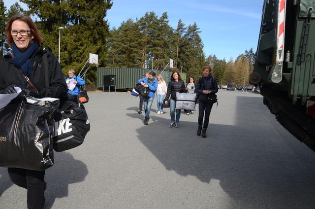 Arja Haakana ja Marja Hirvonen keskittyivät paperivuoriin ja nimilappuihin.