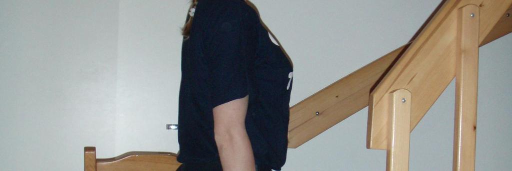 Seiso ensin oikealla jalalla ja nosta vasen jalka ilmaan. Laske viiteen.