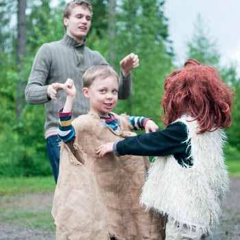 Tuomas Lebedeff ohjaa lapsijoukkoa näytelmäharjoituksissa. Edom Tadesse opastaa punomaan helmikoruja. Isä Vaslav Skopets lähti mielellään rempaan päähän.