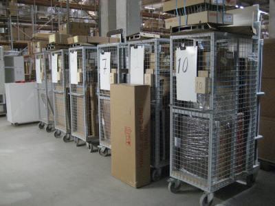 33 KUVIO 17. Kuormattuja esikeräilykärryjä Jos esikeräilykärryyn liitetäisiin langaton viivakoodinlukija ja pääte, voitaisiin esikeräilyn varmuutta parantaa.