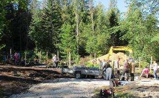 ton kompostimultaa. Katteiden käytöllä ja metsäarboretumissa laikutuksella torjutaan rikkaruohoja, jolloin ei tarvita kemiallista torjuntaa.