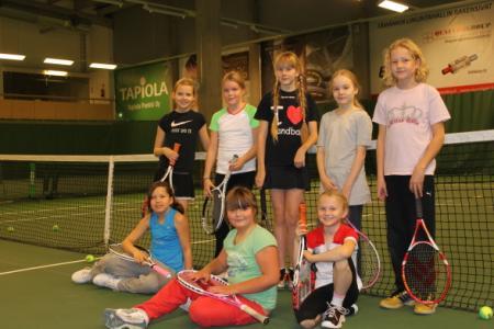 JUNIORITENNIS JUNIORTENNIS Team GT tyttöjen leiripäivä lauantaina 24.11. Leiripäivä aloitettiin yhteisellä lämmittelyllä, jonka jälkeen pelattiin ja harjoiteltiin tennistä kahdella kentällä.