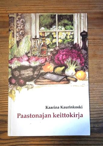 Kuori kypsät perunat ja viipaloi. Leikkaa sipuli ja viipaloi tomaatit.