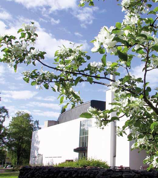 Sadun ja seikkailun Nukkekoti Lumoava Nukkekoti sijaitsee Pieksäjärven rantamaisemassa Hiekanpääniemen kainalossa. Talon alakerrassa sijaitsevat Kahvila Kultakutri ja teatterisali.