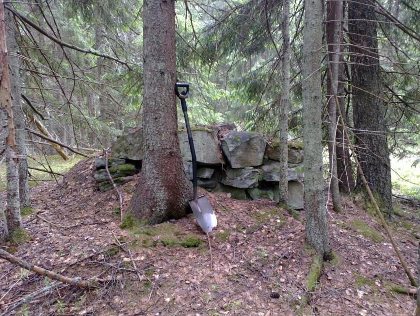 26 B, kivirakenne Sjömansberget:in eteläpuolella, kalliopaljastumalla on nelisivuinen, huolellisesti ladottu kivirakenne, kooltaan n. 180 x 160 cm ja n. 80 cm korkea.