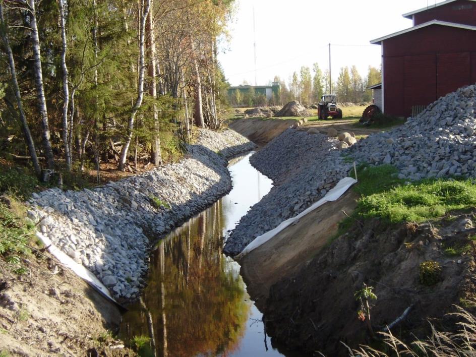 Rankkaa kiveystä asutuksen keskellä ja tiealueen varressa Tulisi edellyttää